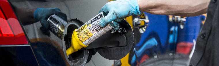 Applying fuel system cleaner